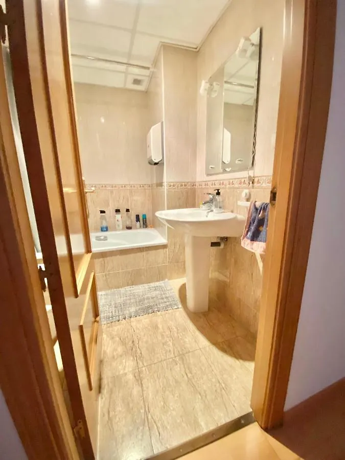 Roni Rooms سالو 0*,  إسبانيا
